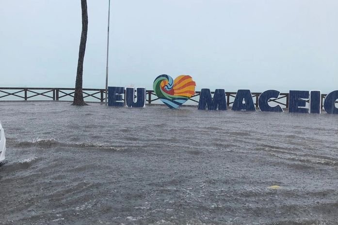 Chuvas alagaram Maceió nesta quinta-feira (20)