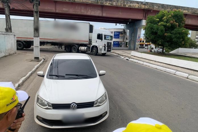 Carro usado por suspeitos de matar mulheres em pousada é encontrado na ladeira Geraldo Melo