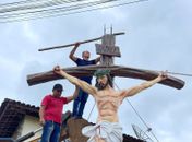 Prefeitura de Anadia instala escultura de Jesus Cristo na cruz com cerca de seis metros de altura