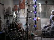 Brasil registra 818 mortes por covid-19 nas últimas 24 horas; média móvel continua acima de 500