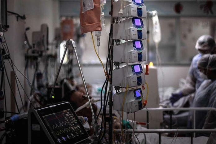 Brasil registra 818 mortes por covid-19 nas últimas 24 horas; média móvel continua acima de 500