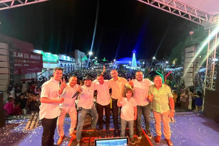 Anadienses e visitantes celebram chegada de Ano Novo com queima de fogos e shows