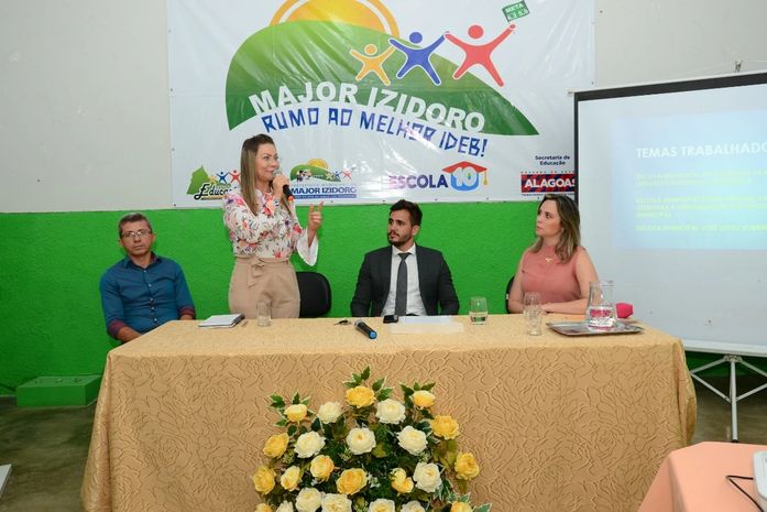 Prefeita de Major Izidoro participa de exposição de projeto de cidadania