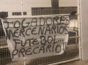 Torcida do Asa segue protestando após eliminação do clube da Copa Alagoas