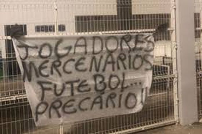 Torcida do Asa segue protestando após eliminação do clube da Copa Alagoas