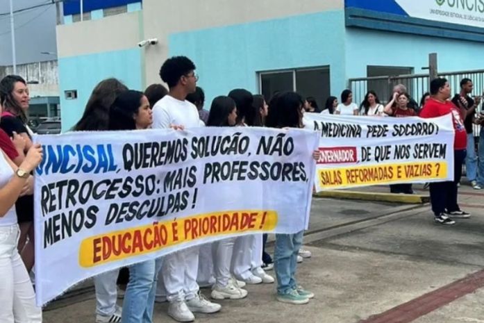 Aspro-Uncisal realiza protesto, diz que situação de professores é "critica" e pede que Governo do Estado assine processos para resolver a questão