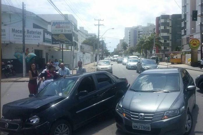 Acidente aconteceu na Avenida Deputado José Lages