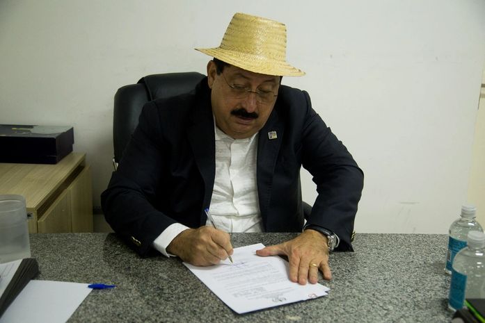 Gilberto Gonçalves assina ordem de serviço para pavimentação e drenagem do bairro do Tabuleiro do Pinto