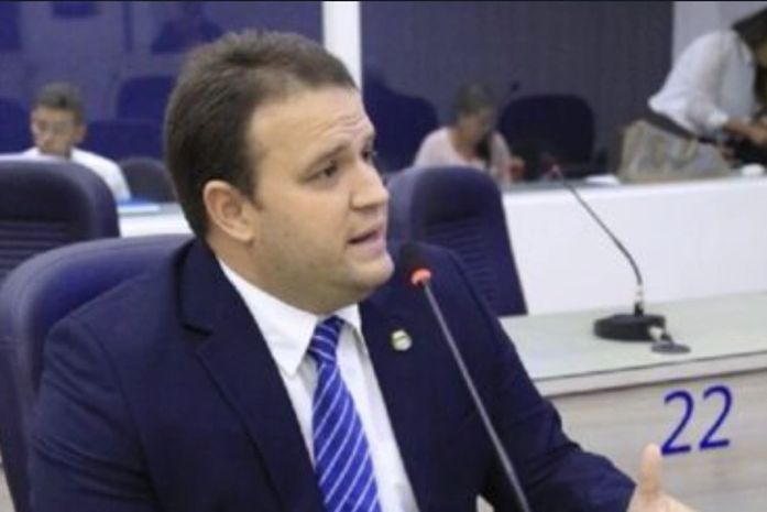 Zé Márcio usa tribuna da Câmara para anunciar saída do Podemos por conta da vinda de Cunha