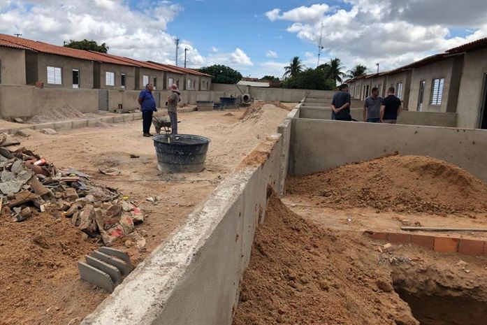 Seinfra vistoria andamento de obras de habitação em Carneiros
