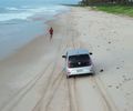 Carros circulam irregularmente na Praia do Francês e desafiam lei ambiental em Alagoas