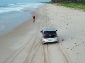 Carros circulam irregularmente na Praia do Francês e desafiam lei ambiental em Alagoas