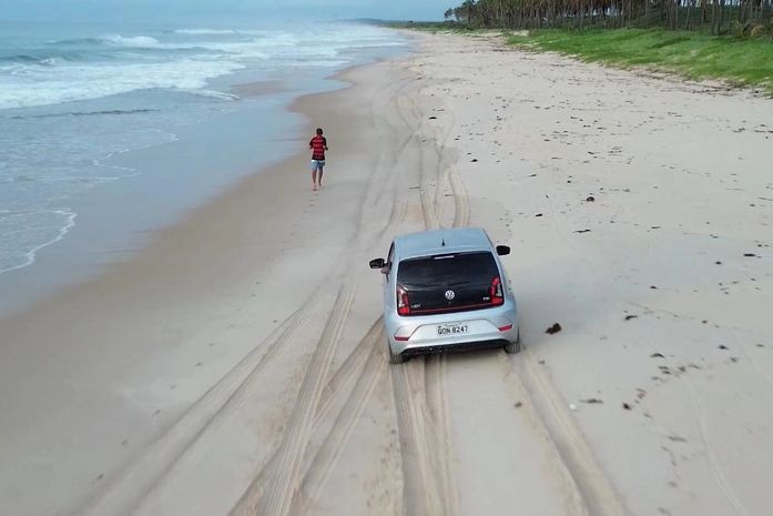 Carros circulam irregularmente na Praia do Francês e desafiam lei ambiental em Alagoas