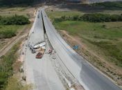 Motorista morre após tombamento de carreta na BR-101; rodovia segue parcialmente interditada