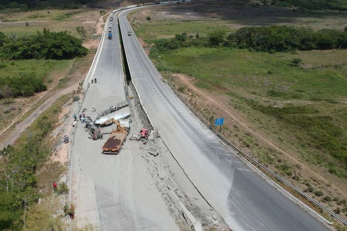 Motorista morre após tombamento de carreta na BR-101; rodovia segue parcialmente interditada