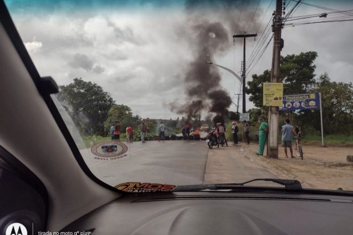 Manifestantes interditam AL-215 durante protesto, em Marechal Deodoro