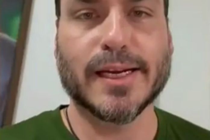 "Se Bolsonaro pudesse falar, tenho certeza que seria o voto dele”, diz Carlos ao declarar apoio a Leonardo Dias