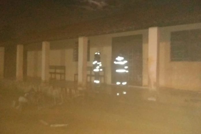 Fogo iniciou na secretaria e se estendeu até a cozinha da escola.