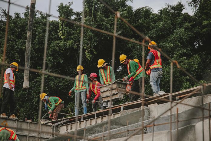 Entenda como o fim da escala 6x1 vai impactar o preço e a entrega dos imóveis
