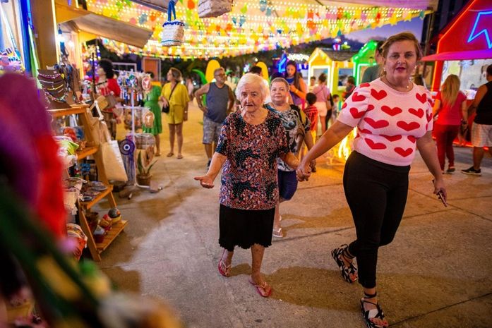 Vila Massayó encanta visitantes com show de luzes e reforço às tradições