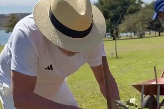 Igualzinho ao Projeto Baobá, em Alagoas, Presidente da República, Luiz Inácio Lula da Silva, planta um Baobá no Palácio da Alvorada, como marco de resistência negra e em homenagem ao Dia dos Pais