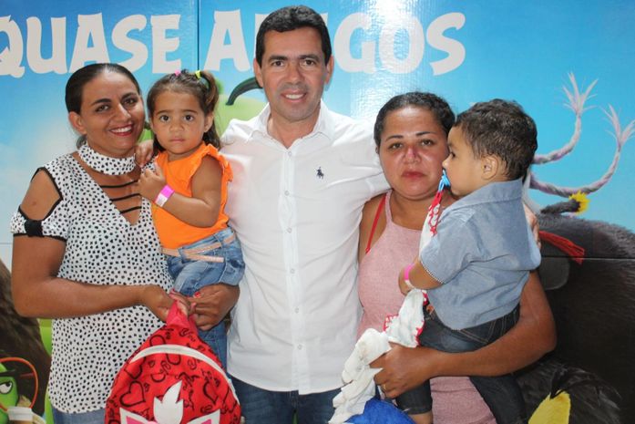 Crianças craibenses receberam tratamento especial com direito a cinema e pipoca