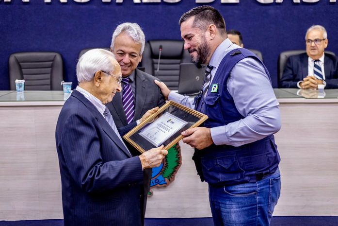 Leonardo Dias entrega título de cidadão honorário a Dom Henrique Soares da Costa