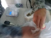 Com pasta base de cocaína e sementes de maconha, homem é preso por tráfico