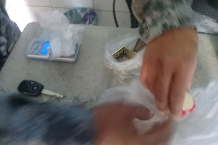 Com pasta base de cocaína e sementes de maconha, homem é preso por tráfico