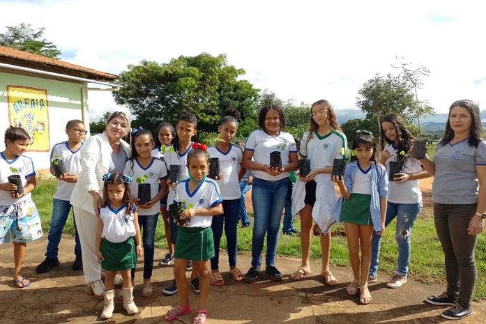 Em alusão à semana do Meio Ambiente, alunos do Com-Vidas realiza ação do Projeto Arborização Escolar