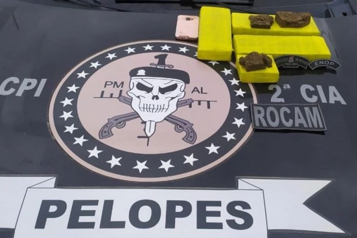 Polícia apreende mais de 4kg de maconha em mochila de passageira de transporte alternativo