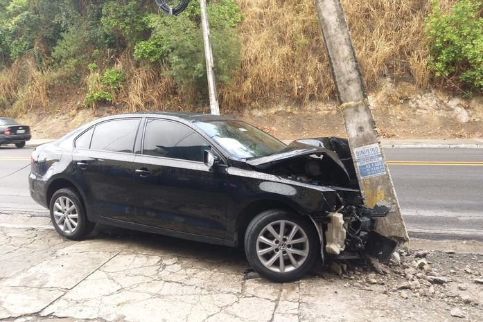 Motorista perde o controle de carro e colide em poste em Maceió
