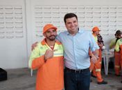 Marcelo Palmeira participa de café da manhã com garis