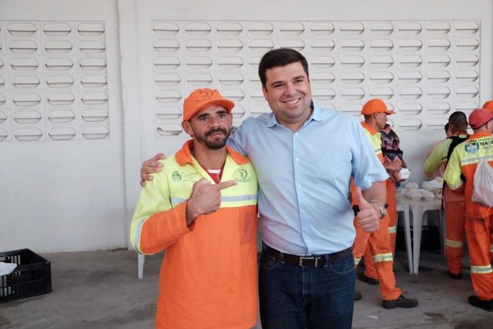 Marcelo Palmeira participa de café da manhã com garis