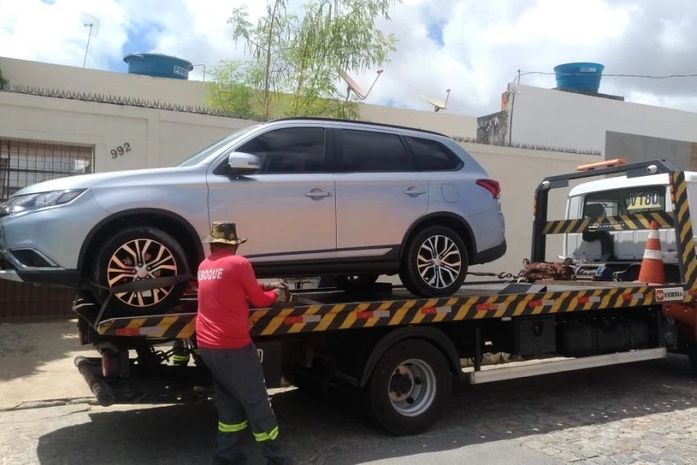 Estacionados em local proibido, 18 veículos são guinchados na capital