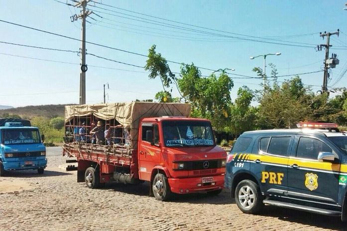 PRF fiscalizou paus de arara que transportam romeiros