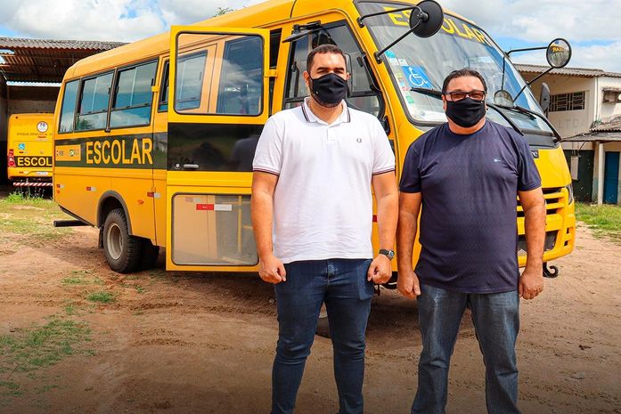Prefeito Tiago Freitas ao lado do secretário de Educação Jeocondes Barbosa 