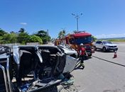 Carro capota e atinge poste em acidente em frente ao Bope, no Pontal da Barra