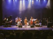 Lari, Lore e Laís homenageiam vozes femininas da Bossa Nova em show no Teatro de Arena
