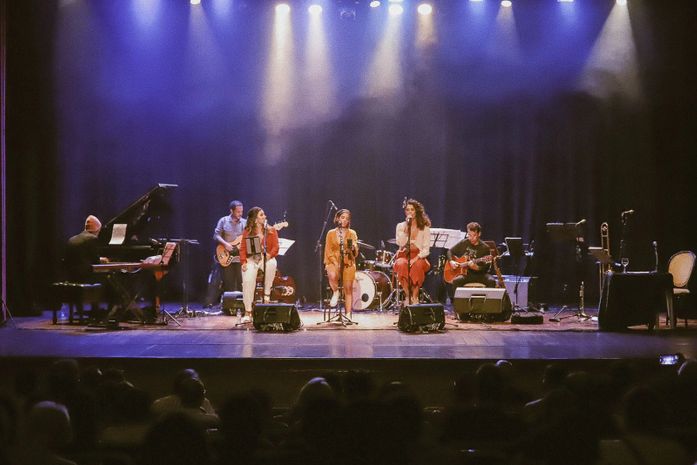 Lari, Lore e Laís homenageiam vozes femininas da Bossa Nova em show no Teatro de Arena