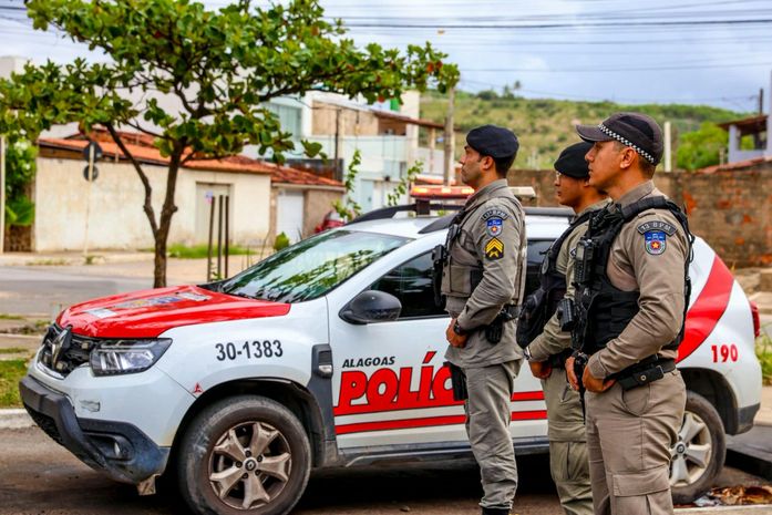 Homem condenado por tráfico é preso em carro de luxo após intimidar PMs no Jacintinho