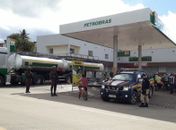 PRF escolta caminhões
