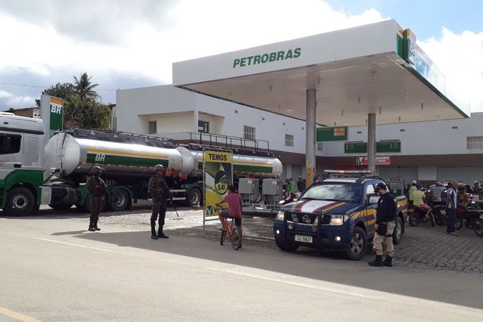 PRF escolta caminhões