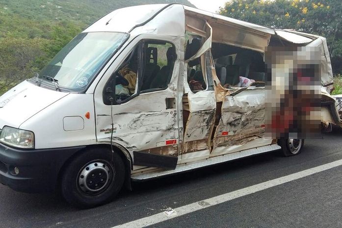 Acidente entre van com alagoanos e carreta deixa quatro mortos na Bahia