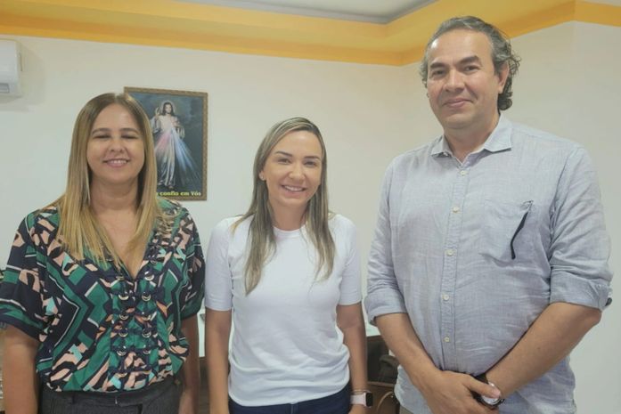Fernanda Cavalcante entre os representantes do Instituto ADM TEC