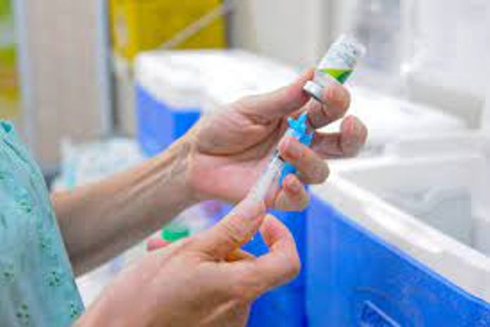 Segunda etapa: Saúde de Limoeiro imuniza professores e idosos contra a Influenza