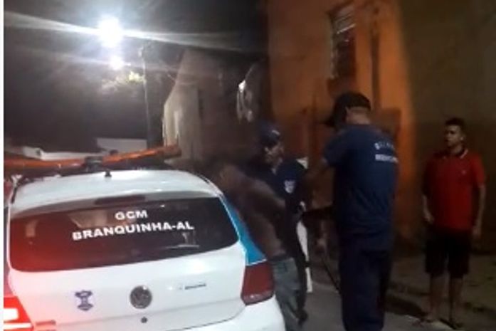 Durante abordagem, Guardas Municipais são flagrados agredindo homem
