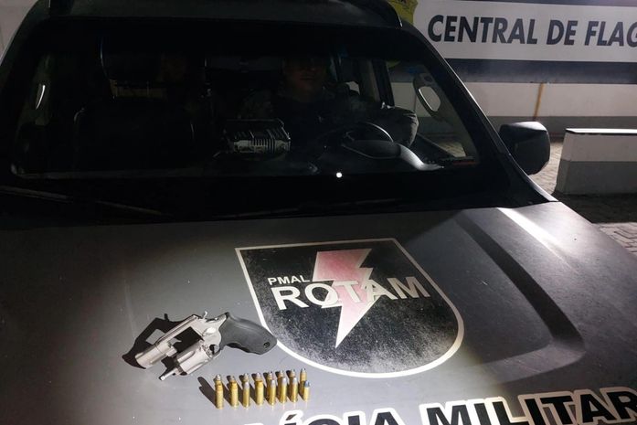 Policia Militar apreende arma de fogo e 6,6Kg de cocaína na madrugada deste domingo (26), em Maceió