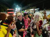 Prefeito Gilberto Gonçalves promove circuito natalino com carreta iluminada em cortejo com personagens pelas ruas de Rio Largo

