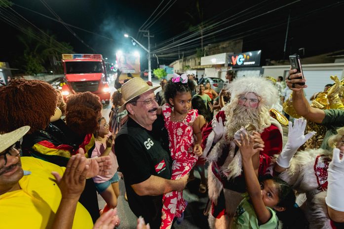 Prefeito Gilberto Gonçalves promove circuito natalino com carreta iluminada em cortejo com personagens pelas ruas de Rio Largo